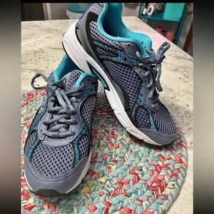 Women’s FILA shoes size 8